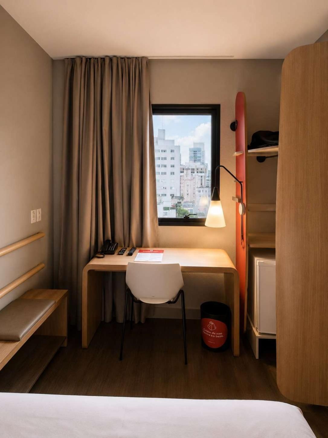 Quarto com 2 Camas de Solteiro e Vista da Cidade
